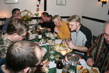 T&auml;vlingsledaren John k&auml;kar f&ouml;r fullt. Foto: Mats Olsson
